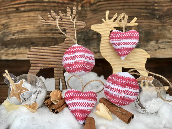 Weihnachtsbaumschmuck gefüllt mit Arvenspänen, Set rot mit Weberei