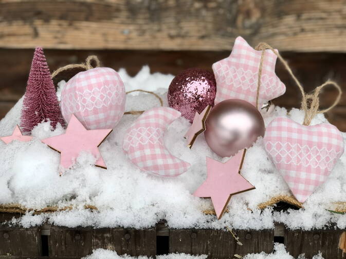 Weihnachtsbaumschmuck gefüllt mit Arvenspänen, Set  rosa mit Spitze