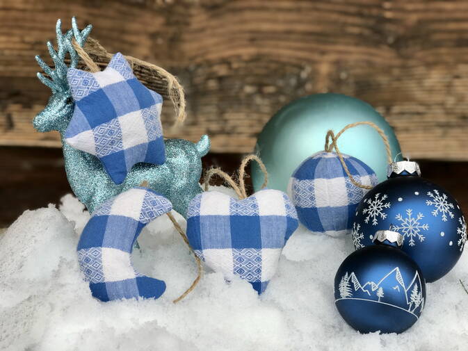 Weihnachtsbaumschmuck gefüllt mit Arvenspänen, Set blau weiss karriert